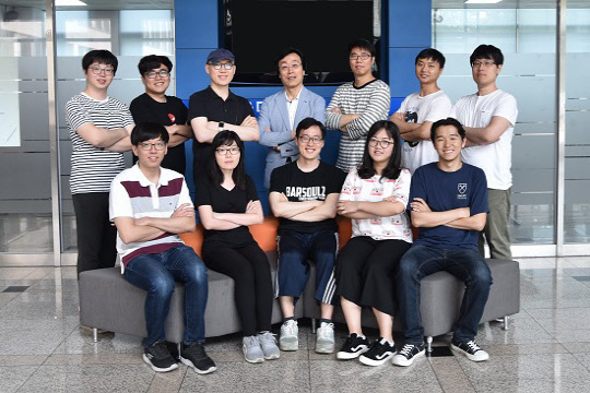 인하대(총장 최순자)가 인공지능 연구를 본격화한다고 밝혔다. 인하대는 7일 인하대 하이테크센터에서 미래창조과학부가 지원하는 ITRC(Information Technology Research Center) 개소식을 갖고 인공지능을 활용한 콘텐츠 창작 기술 연구 개발을 본격 추진한다. ITRC를 이끄는 조근식 컴퓨터공학과 교수와 주마나몽 시각정보디자인학과 교수, 컴퓨터공학과 대학원생들이 기념 촬영을 하고 있다. 인하대 제공